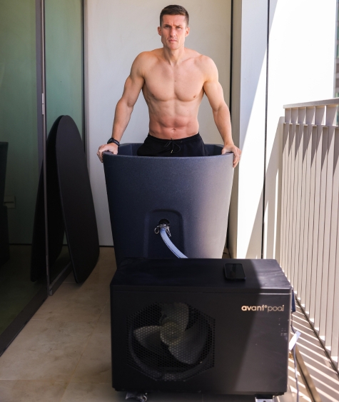 Athlete using the avantopool Hanki Ice Bath