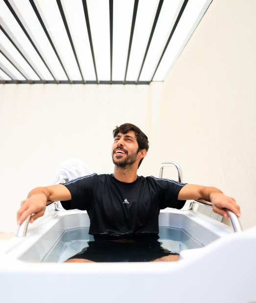 Front angle of Avantopool Kinos cold therapy system